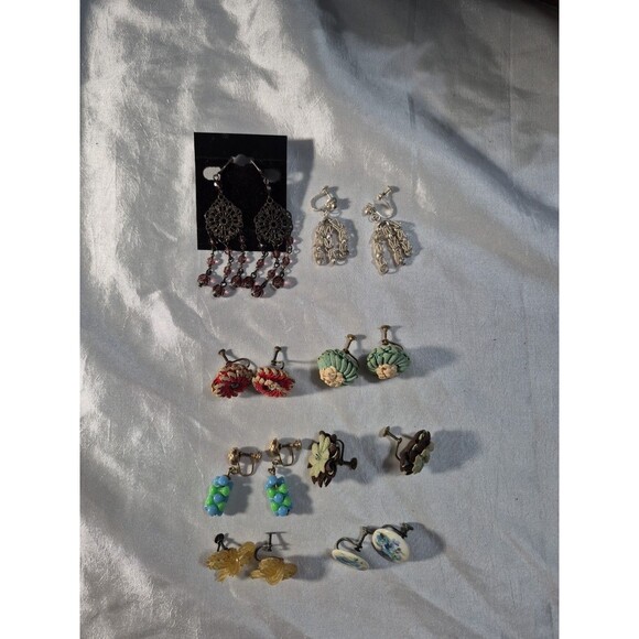 Vintage Lot Of 8 Pairs Of Screwback Earrings - Picture 1 of 11